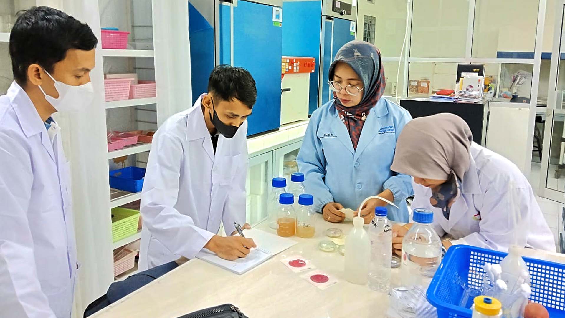 BimDamTek Pengujian Mikrobiologi Air Minum Dalam Kemasan PT. Berkah Alam Borneo