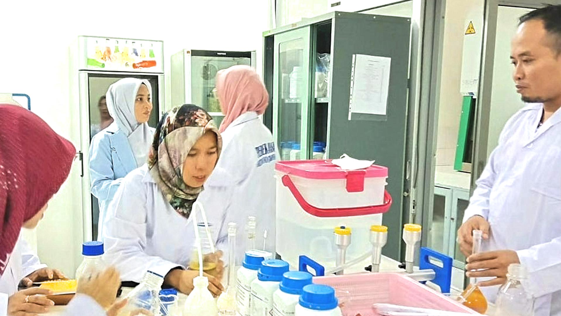 Bimbingan dan Konsultansi Penyusunan Dokumen berdasarkan ISO 9001:2015 dan Pelatihan Pengujian Parameter Kunci Air Minum Dalam Kemasan (AMDK) BUMDESA Amanah